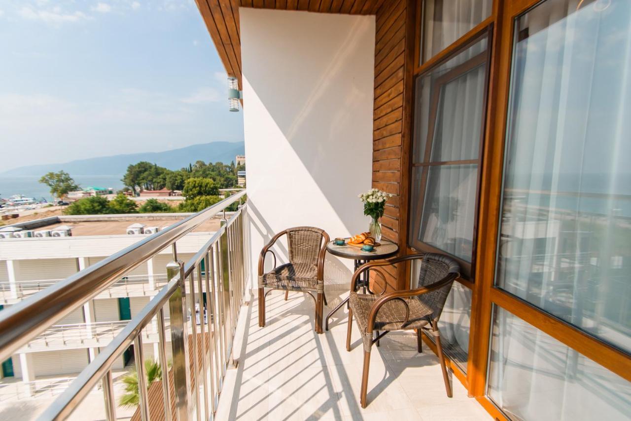 Aquamarine Family Club Hotel Gagra Buitenkant foto